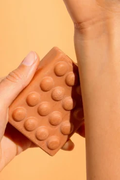 Unbottled Gommage corps solide peau neuve