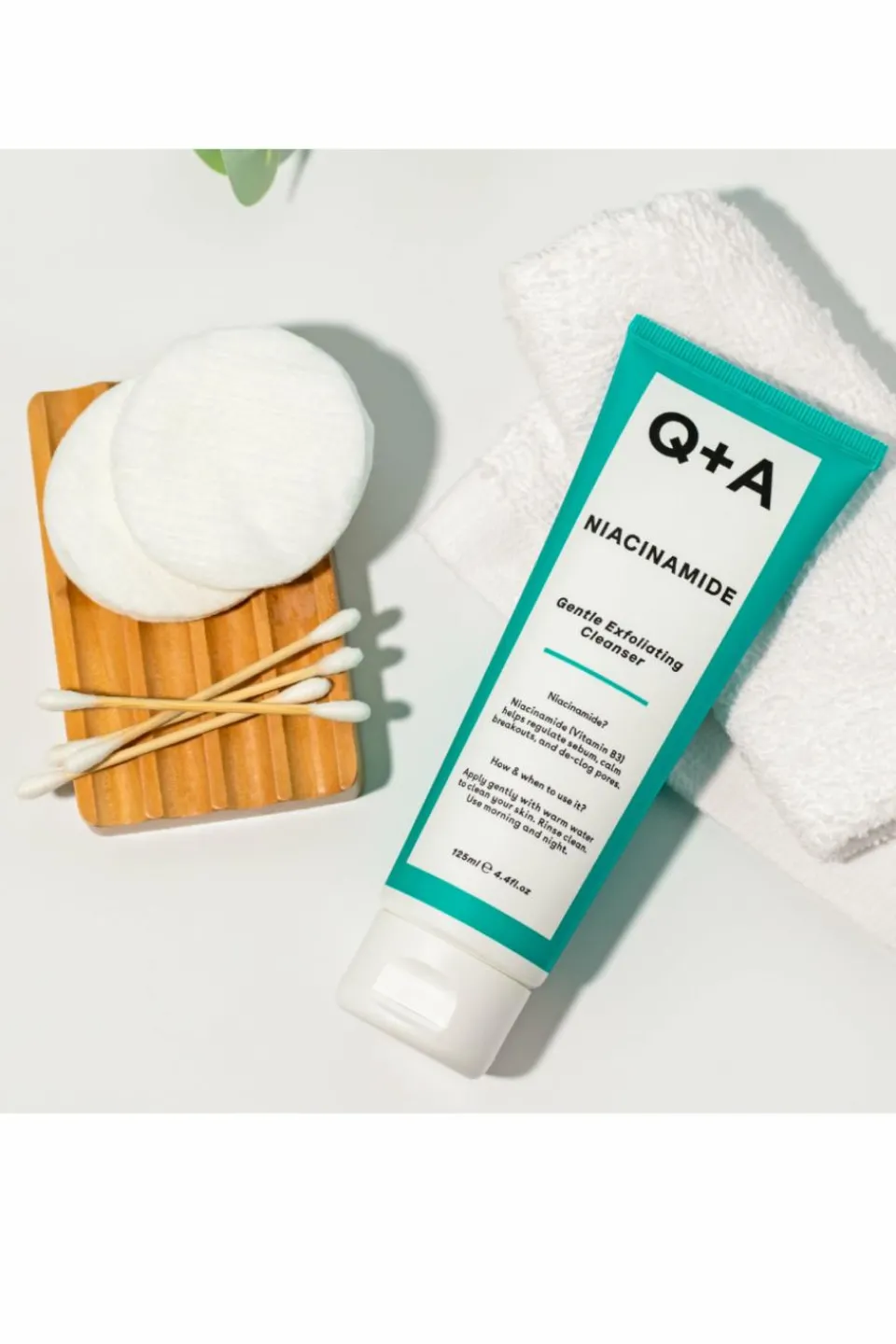 Hot Q+A Nettoyant exfoliant doux à la niacinamide