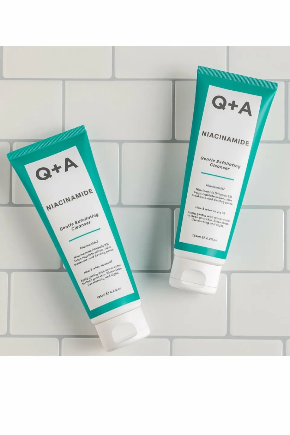 Hot Q+A Nettoyant exfoliant doux à la niacinamide