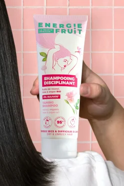 New Energie Fruit Shampoing disciplinant anti-frisottis au monoï rose et à l’huile d’Argan